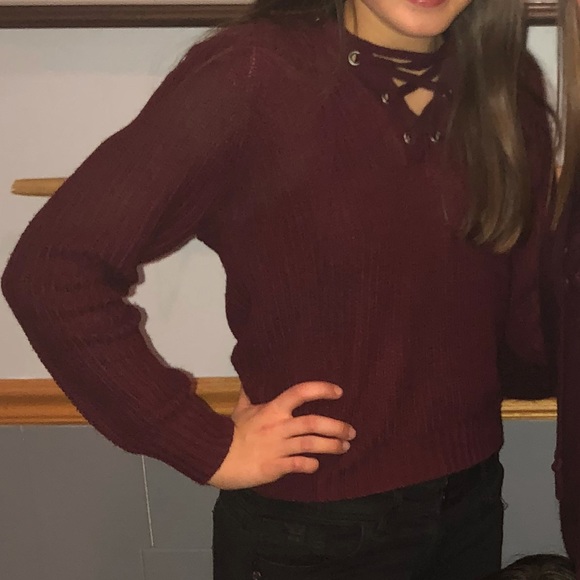 Maroon rue 21 cropped hoodie/sweater with strings. - Picture 1 of 2